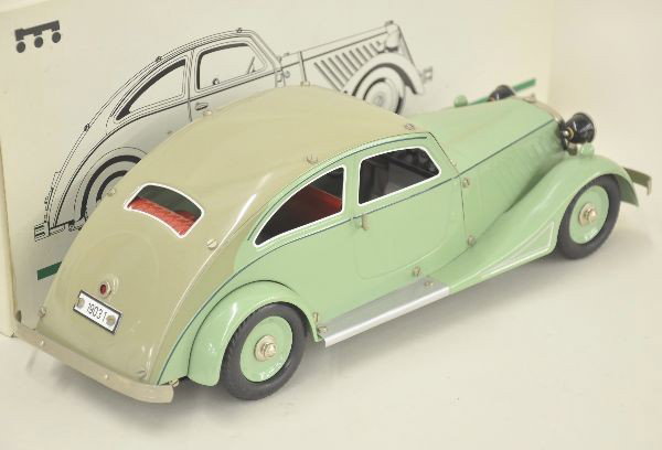 Boxed Marlin 19031 VW Kafer: Nice re-issue of Marklin's 1930's constructor car. Mechanism is functional with key. Original box and paperwork. C9