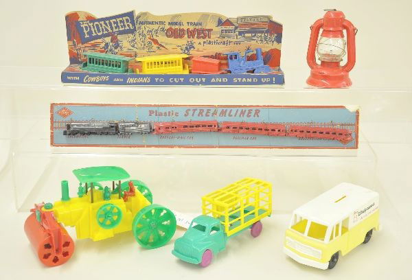 6 pc Hard Plastic Toy Lot: Ardee 5 piece plastic Streamliner, 20" long overall on worn original card; Plasticraft Pioneer Train Set on 15" display card; Scarce Hardy 8" road roller; Stake truck premium for Sidney Bubble Gum Com