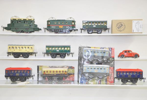 11 pc Modern European O-Gauge Group: French Hornby Hachette box cab electric, SNCF crocodile style loco, 8 French passenger cars, 3 are sealed on partial card, 4 original boxes and an ETS 860R VW inspection car in original box. Unboxed p