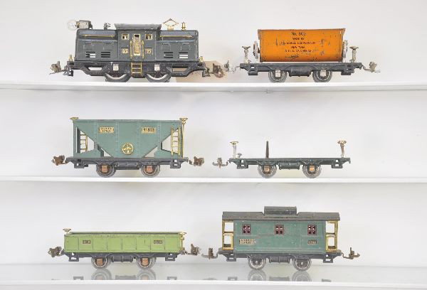 6 pc Early Lionel Train Set: 250 Locomotive, early motor. C6 ; 803 hopper, C6; 809 dump car, 902 gondola, 831 lumber car, incomplete, 807 early caboose. Otherwise, shows heavy playwear. C5