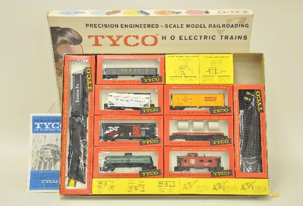 Early Boxed Tyco Set T6511-3998 HO Gauge: Mammoth of the Rails Set. Includes Santa Fe Mikado, 7 freight cars with track, loco had some minor repair, some glue residue near cab. Original boxes, set box and inserts. Otherwise, appears lightly u