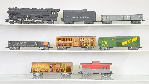 8 pc Marx Scale Hudson Freight Set: 333 cast Hudson loco with light, NYC cast tender, B&O gondola, Pennsylvania gondola, two Santa Fe stock cars, Gaex box car with deluxe logo, NYC caboose. A little dirty. Shows light to moderate playwe