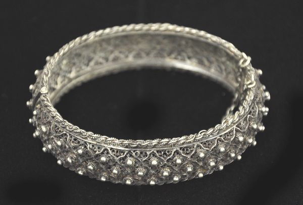 Vintage Ornate Sterling Bracelet: Pierced silver lace and bead bracelet marked sterling. Fantastic craftsmanship. Tarnished. Overall weight 1.32 oz.