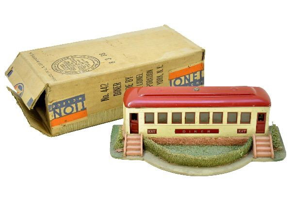 Boxed Lionel 442 Diner: Fairly clean with nice shrubs, building paint is shiny, nice original box, shows light playwear. C7-8