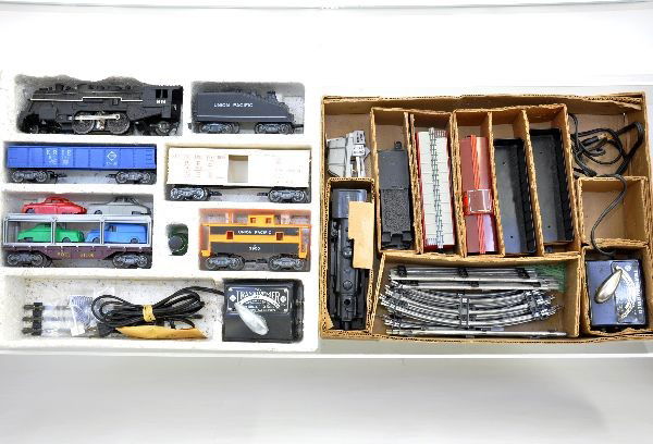 Boxed Marx Sets 52885 and 4313: 52885 includes 1666 steam loco and tender, gondola, reefer, auto loader, UP caboose, transformer and sealed packet, insert is worn. Set 4313 includes 400 steam loco and tender, 2 Wabash gondolas, 3795