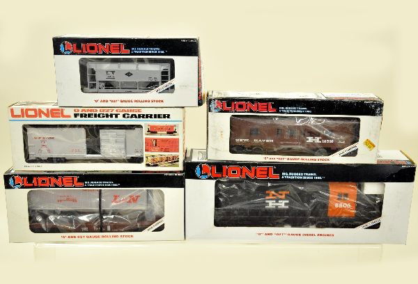 Lionel NH Diesel Train Set: 18806 NH SD18 loco, 16357 trailer flat, 9442 CP box car, 16205 ore car, 16510 NH bay window caboose, All show light playwear, original boxes. C8
