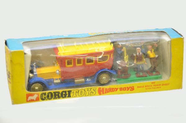 Boxed Corgi 807 Hardy Boys Set: Circa 1969 from popular TV series. Includes 1912 Rolls Royce Silver Ghost with figure set, original box and display insert. Outer box is stained, otherwise like new C8-9