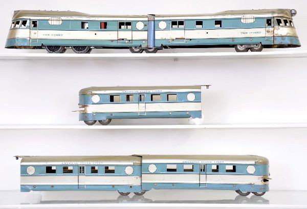 American Flyer The Comet Streamliner: Diesel loco, 3 coaches and trail car. Trail car has some staining on roof and nose. Otherwise, shows moderate playwear, C6