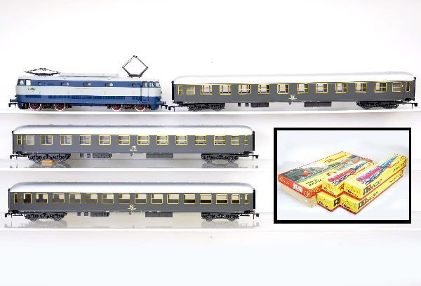 Boxed Rivarossi Train Set: Italian Railway Set. Includes 7181 E444 electric loco (weights inside loco came loose and broke a window insert ), 7784 second class coach, 2 #7790 first class coaches. Unrun, with original boxes, ins