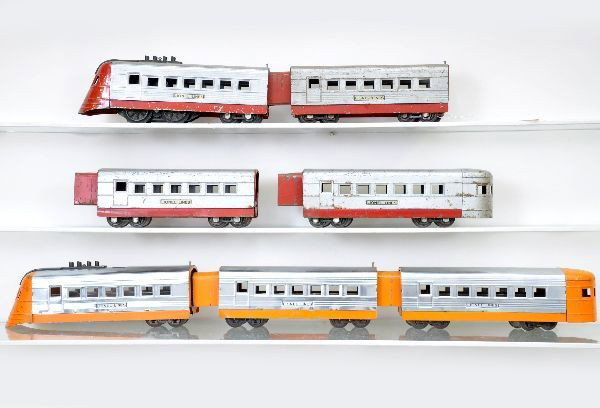 Lionel Junior Streamline Group: 1816 diesel, no motor; 1817 Pullman; 1818 observation, chrome is nice. Otherwise, shows moderate playwear. 1700 diesel; 1701 Pullman, both fluted; 1701 Pullman and matching 1702 observation, non-flute