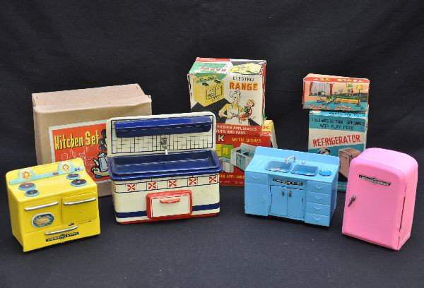 Boxed Domestic Theme Toys: Boxed Marx Electro range, refrigerator & sink, all with accessories; K Japan kitchen set, tin sink unit only; tin 5 pc miniature kitchen table set. All have nice original boxes, otherwise like new, C8