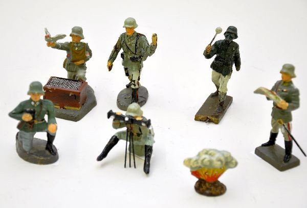 Composition German Soldiers: Lineol figures include map reader, homing pigeons, explosion and an incomplete figure with gas mask; Elastolin board carrier, Schusso siter and spotter. All show light to moderate wear, C6-7