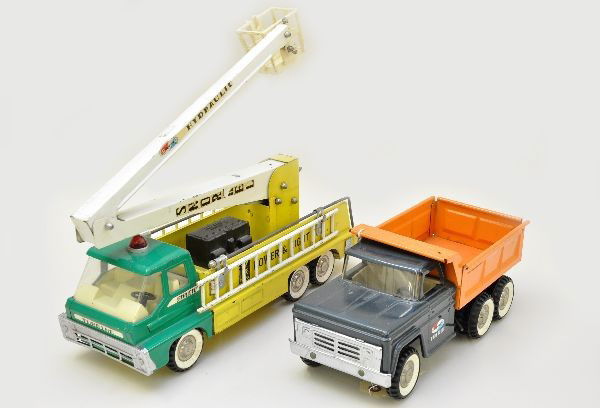 Structo Trucks: Painted pressed steel, hydraulic dump truck, 14" long, showing light playwear, C8; power and light utility cherry picker, one ladder incorrect, shows moderate playwear, C6