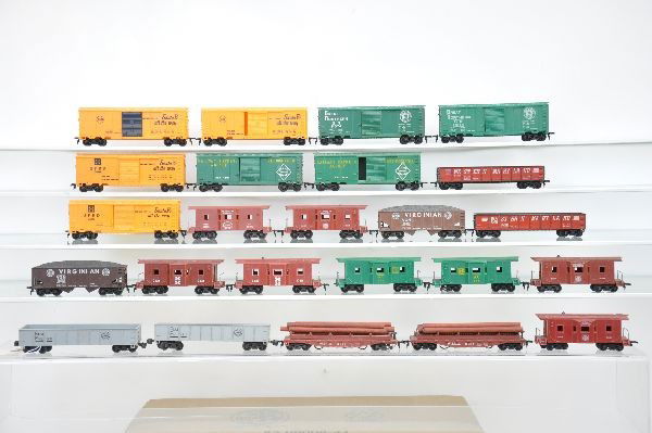 Marx HO Freight Car Pairs: 2 each of FF gondolas; REA boxcars; SF bay window cabooses; WM gondolas; Sears boxcars; NYC bay window cabooses; log dump cars; SF boxcars; NH bay window cabooses; Virginian hoppers; GN boxcars; WP ba