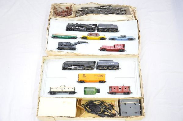 Boxed Marx HO Sets 79542 & 68750: 79542-6096 NYC Hudson & tender; SF boxcar; tank car; NYC bay window caboose, transformer, nice set box with inserts; 68750 - 6096 NYC Hudson loco & tender; LV flat with lumber, no rails; Erie reel car