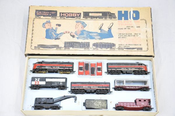 Boxed Marx HO Set 9961: Super Set! RI F3 ABA diesels; NH operating boxcar; Erie auto loader with ramp; NYC wrecker; RI work caboose, track, set box with inserts. Trains show light playwear, C8