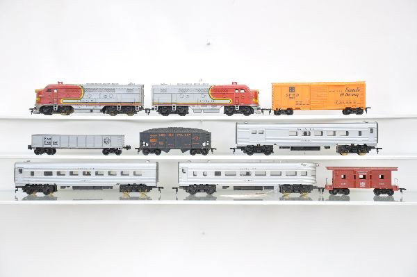 Marx HO Freight Passenger Train: SF F3 AA diesels; combine; coach & observation, cars are lighted; SF boxcar; SP gondola; LV hopper, SF bay window caboose, missing stack. All show light to moderate playwear, C7+-8