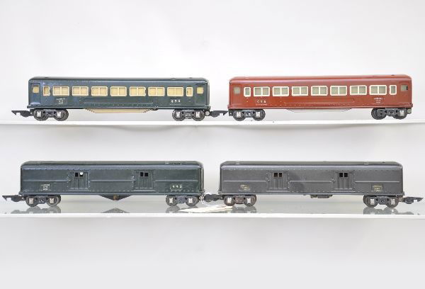 American Flyer Lot: O-Gauge. 675 uncoupler, original box; 492 operating mail car; 490 whistling baggage car; 2 #495 coach (brown coach missing couplers). Otherwise, all show light to moderate playwear C7