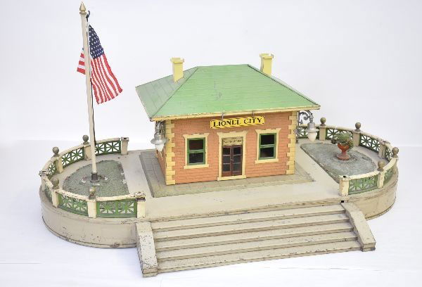 Early Lionel 129 Terrace & Station: Terrace missing light poles, flag is incorrect version; 124 station missing sign hook and has replaced chimneys. A bit dirty and shows moderate to heavy playwear, might clean to C5-6