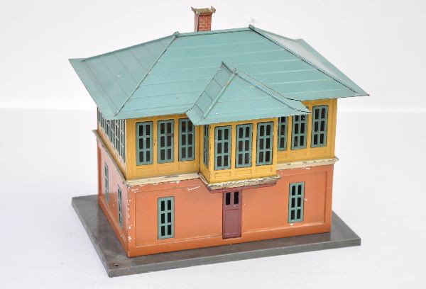 Lionel 437 Switch Tower: Early version without paper instructions on base, missing one chimney flange, 2 mounting poles in base. Otherwise, shows light to moderate playwear, C6+