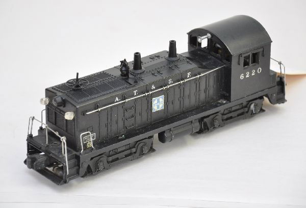 Lionel 6220 Santa Fe NW-2 Diesel: Fairly clean with 100% decals. Includes bell feature and shows light to moderate playwear, C7