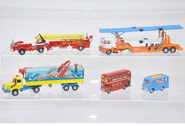 Corgi Vehicle Lot: Carrymore tri-deck transporter, missing one axle; Dolphinarium; Joes Diner; Routemaster bus; American LaFrance fire ladder truck. Otherwise, shows light to moderate playwear, C7