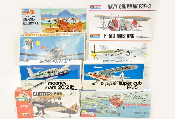 17 Boxed Civilian Aircraft Model Kits: Several of these kits are early 1970's. All are unbuilt and appear complete. Manufacturers include Aurora, Minicraft, Bandai, Monogram, Lindberg. Interesting assortment (completeness not guaranteed).