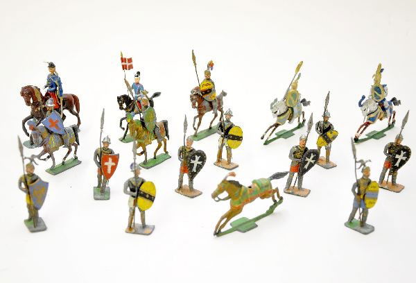 Heyde Soldier Lot: 17 pcs. Mostly Spanish Knights, with a few additional pieces. All show signs of handling C7