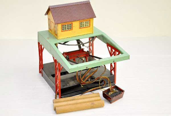 Unusual American Flyer 751 Log Loader: Second version with unusual black base, complete with logs and controller. Shows moderate playwear, C6