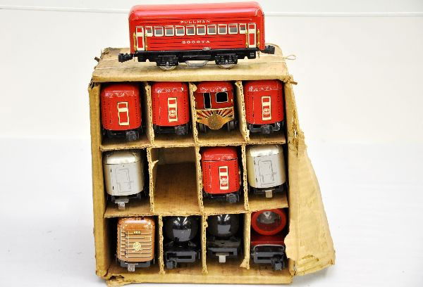 Boxed Marx 2576 Car Assortment: Contents as Tasker filled it, unsure if correct for box. Includes 4 Bogota Pullmans, 2 lighted, Montclair Pullman, observation, 2 Sinclair tank cars, searchlight car, 2 #2071 NYC Pullmans (C-7), B&LE