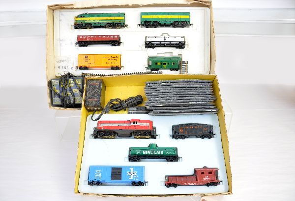 2 Boxed Marx HO Sets: Set 71542 includes a Monon GP7 with 4 freight cars transformer & track; Set 74642/1 includes a WP F9 AA diesel with 4 freight cars, Atlas track & transformer, both sets show light to moderate playwear