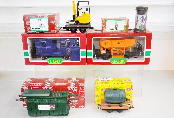 Boxed LGB Rolling Stock Plus: G-Gauge. 4041 ballast car, 1985 brake van, 40510 flat with fork lift, 4047 flat with wine barrel, 69580 transformer load. Plus 5038 advertising kiosk. All appear unused with original boxes, C8-9