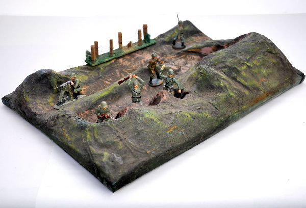 German Bunker & Soldier Lot: 14x19" Bunker, unmarked, 7" fence section & 6 Composition soldiers, 2 are Gurso, 1 Lineol & 3 Elastolin. All show light to moderate playwear, C7 ish