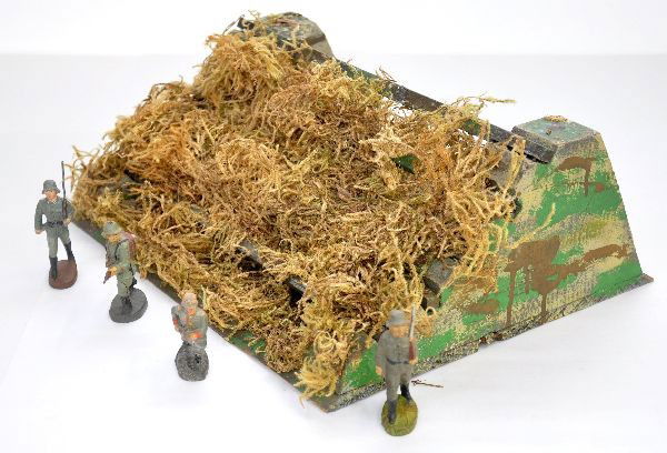 Unusual Camouflage Bunker: Probably a tank blind, this 10x13" wooden unit with camouflage on 1 side. It includes 2 Elastolin soldiers, 1 touched up, & 2 Durso Figures, all show moderate playwear, but unusual, C6+