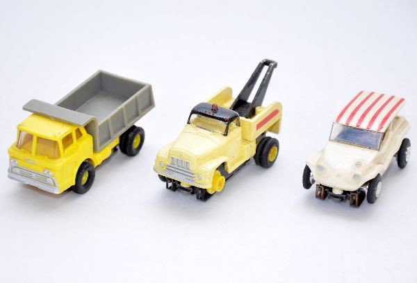 3 Aurora Slot Cars: 1582 Ford Dump Truck, vibe motor; 1580 Tow Truck, vibe motor; 1399 Dune Buggy Coupe, all show light to moderate playwear, C7