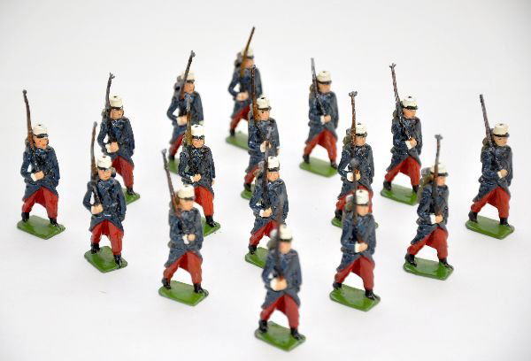 Britains French Foreign Legion: 83 figures- All from set 711 and are clean, but all are missing bayonets, otherwise most show light wear, C8