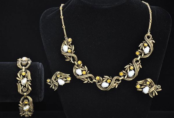 4 pc Signed costume Jewlery Set: All signed Coro(Cohn & Rosenberg, started 1901). Includes a pretty faux pearl & garnet highlights with gold tone leaf motif. Includes an 16" choker with matching bracelet & earrings. Examine the photo