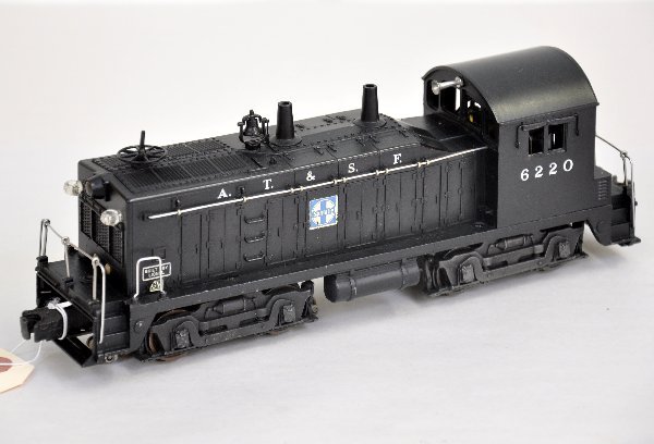 Lionel 6220 AT&SF NW-2 Diesel: Complete with operating bell, clean showing light to moderate playwear, C7