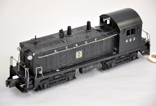 Lionel 623 AT&SF NW-2 Diesel: Nice early diesel with plenty of pulling power. It shows moderate playwear, C6