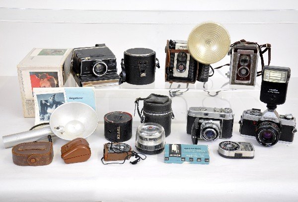 Vintage Camera & Lens Group: Boxed Berky Keystone Wizard instant camera with paperwork; Minolta XG1 with flash, Vivitar lens & case, plus Petri lens with case; Argus 75 camera with flash; Kodak Retina camera; Kodak lens with case