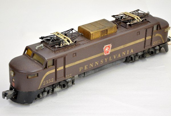 Lionel 2352 PRR EP-5 Electric: Clean with no visible cracks, decals are 99%. Battery box is clean. Shows light to moderate playwear, C6+