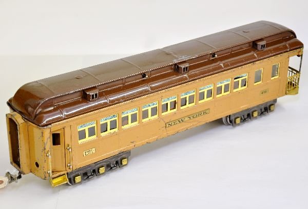 Lionel 416 Brown State Car: Standard Gauge. Clean & shiny with full interior. It shows moderate playwear, C5-6