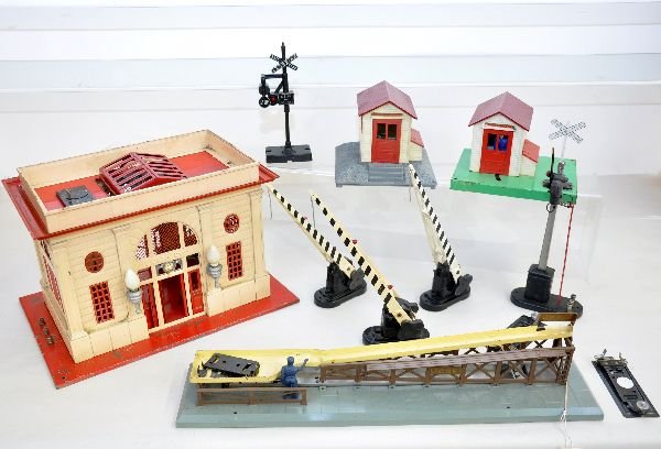 9 Lionel Accessories: Includes 145 gateman; 125 whistle shack; 115 station, C4-5; 362 barrel ramp, no load; 3 #252 crossing gates; 140 banjo signal; 151 semaphore. Otherwise all show moderate playwear, C6