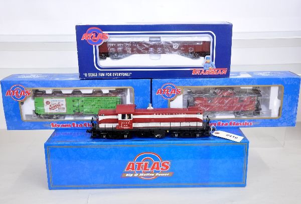 4Pc Atlas 2-Rail Diesel Freight Set: Includes 5883-1 Susquehanna RS-1 diesel with Lionel RailSounds; 0677-1 PRR gondola; 7728-2 Reefer; 7875-1 Susquehanna caboose. All show light playwear with boxes, C8+-9