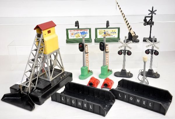 14 Pc Lionel Accessory Lot: Includes 2 each of 214 bridges; 153 block signals; 154 flashers; 260 bumpers & 410 billboard blinkers; plus a 140 banjo signal; 252 crossing gate, 71 lamppost & 97 coal elevator, no controller. All sh