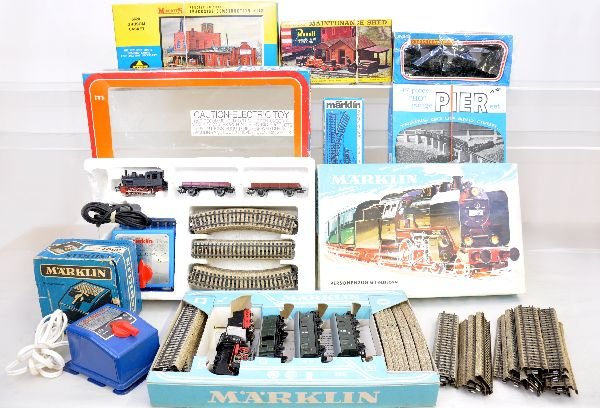 Marklin HO Lot: Includes 2 starter sets, early 1970s 3103 passenger set & later 0967 steam freight set. Both appear complete, minus terminal tracks with set boxes, later set is worn. Also includes a large quantity of