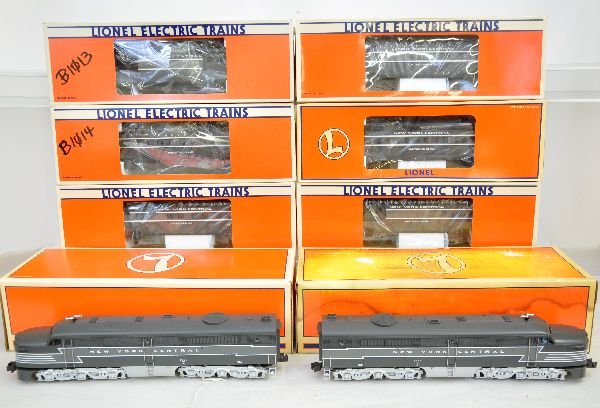 8 Pc Lionel NYC Diesel Passenger Set: Includes 2 #18953 PA Alco diesels with dual motors & SignalSounds, 1 has light axle oxidation; streamline passenger cars include 9594 baggage; 29174 combine; 19174 coach; 2 #29140 roomettes; 9598 obse