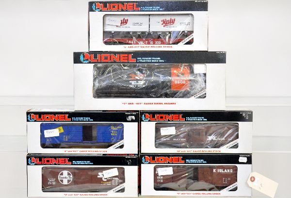 6 Pc Lionel NH Diesel Freight Set: Includes 18806 SD-18 diesel; 19232 boxcar; 19216 boxcar; 19231 boxcar; 16330 piggy-back flat; 16510 bay window caboose. All show moderate run time with boxes. Bodies appear C8