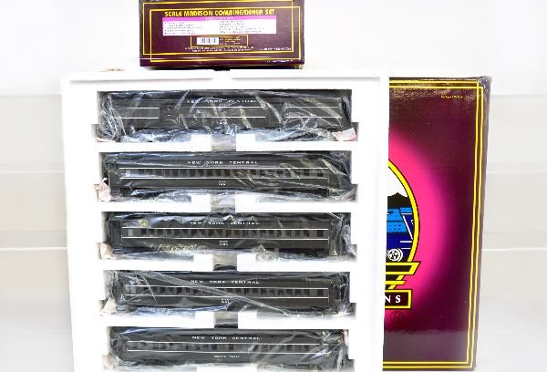 MTH NYC Scale Madison Cars: Includes 20-4026 5-car set in T-Tone gray; Plus 20-4126 combine/diner set. All are unrun with boxes, C9. Boxes in this lot may have light to moderate basement smell