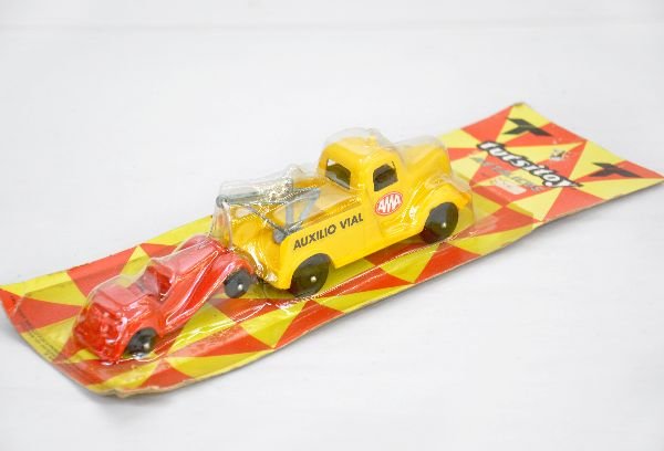 Scarce Mexican Tutsitoy Wrecker Set: Includes a Tootsietoy jumbo wrecker with Spanish decals & MG, factory sealed on card, C10